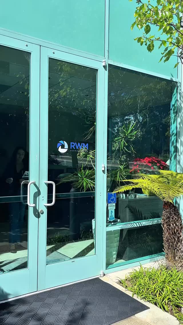 Keys in hand and stress out the door!🔑✨

Nothing better than helping our clients walk into their next with confidence and a hassle-free moving guide to make it even smoother.

#RWMHomeLoans #RealEstate #Homebuying